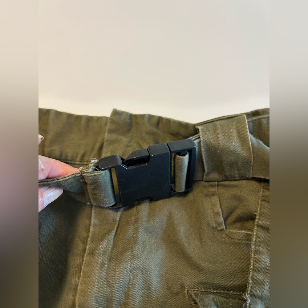 Express x Olivia Culpo army green belted Cargo shorts Size 4.  Cotton/spandex. - Picture 5 of 13